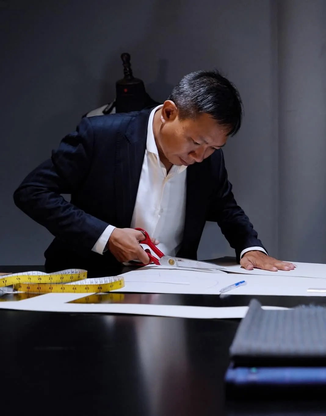 Thợ may chuyên nghiệp tại The Classic Tailor